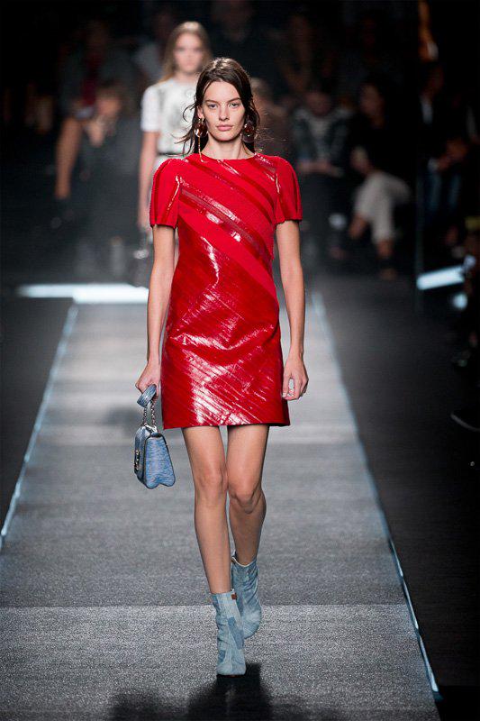 Fashionsnap Com 紅白情報 吉高由里子が司会で着用している赤いドレスはルイ ヴィトン Louis Vuitton Http T Co 6gwmwrxcux Nhk紅白 Http T Co Zc66zakhfw