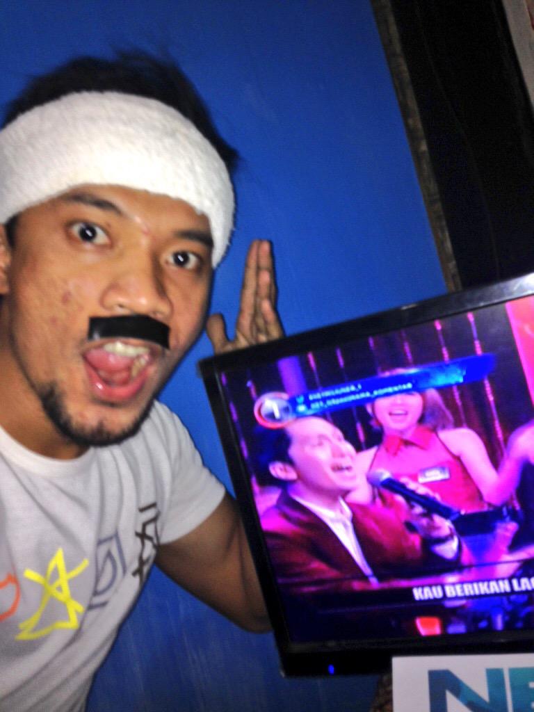 Akioniagara's tweet photo. @netmediatama perjuangan terakhir untuk medapatkan S5 baru untuk dithun yang baru... Chibi chibi \o/ #NETMILIUNER_2 http://t.co/F4uS3tU0sg