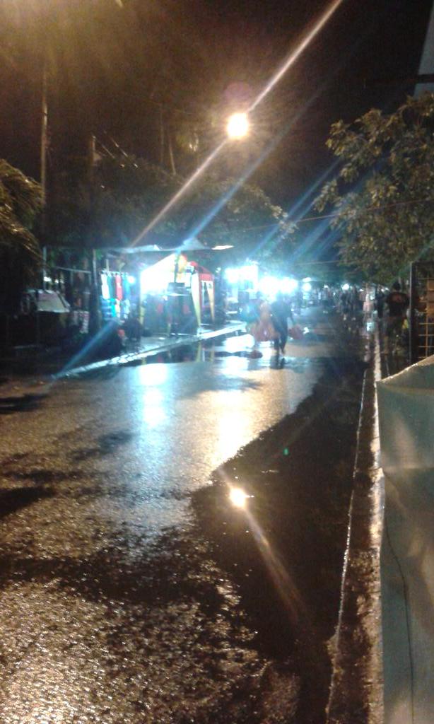 Ismailibnu14's tweet photo. Malam tahun baru hujan http://t.co/LdRwGY7zWi