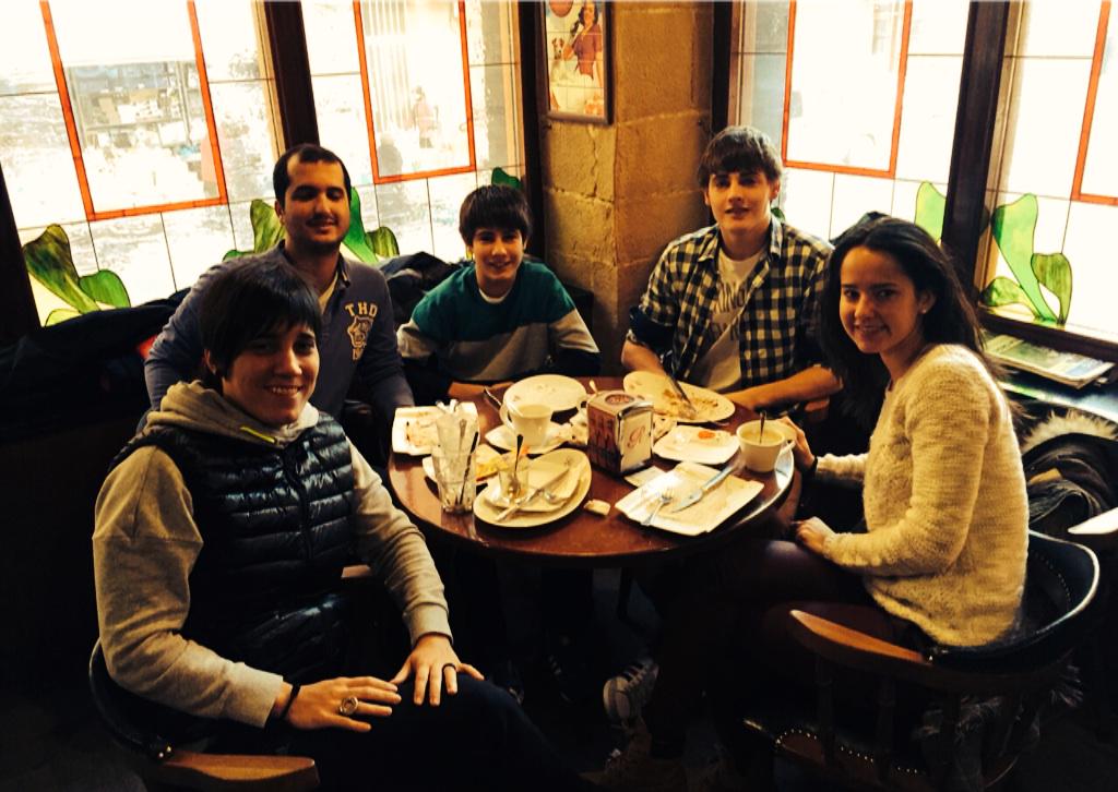 cris_anton94's tweet photo. Acabando el año en familia desde el desayuno @DisfrutarLodosa, muchas gracias @Rekintista http://t.co/ZPvxgcOwvm