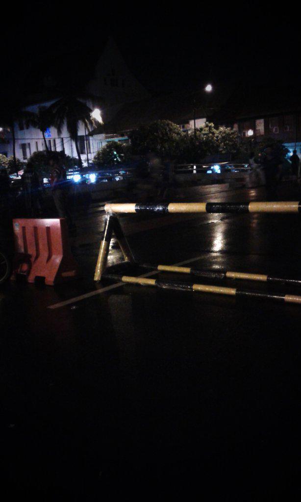 Ismailibnu14's tweet photo. Jalan di blokir http://t.co/Y3TvvrrzKZ