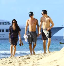 Los40JCats's tweet photo. JJ, Jaymi and George on holiday in Barbados (29/12/2014) #1 http://t.co/ycyAvPIuQv