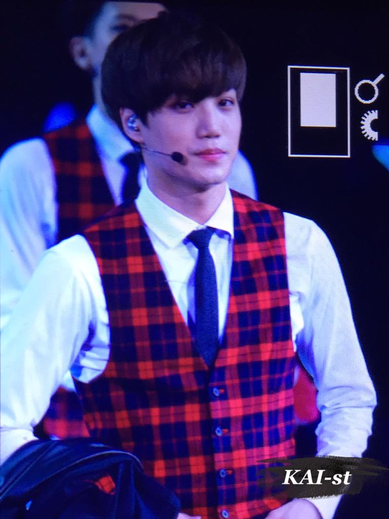 kai_st14's tweet photo. 141231 #종인 순서가 바뀐거 같지만 옷정리 샤샤샥✨ http://t.co/9Y532ewalD