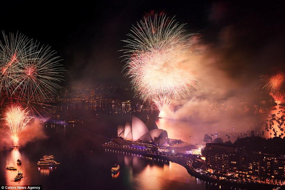 frankdeprada's tweet photo. Increible espéctaculo de luces recibe al 2015 - Foto 2 (Sidney) http://t.co/T028xTflWd