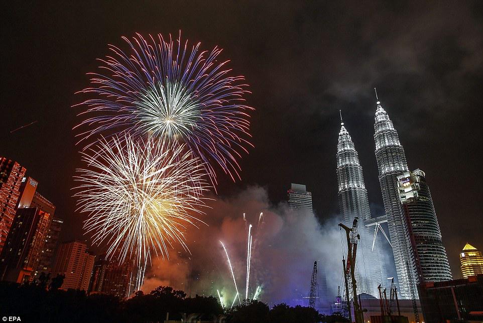 frankdeprada's tweet photo. Increible espéctaculo de luces recibe al 2015 - Foto 4 (Malasia) http://t.co/3pgcrWXWPE