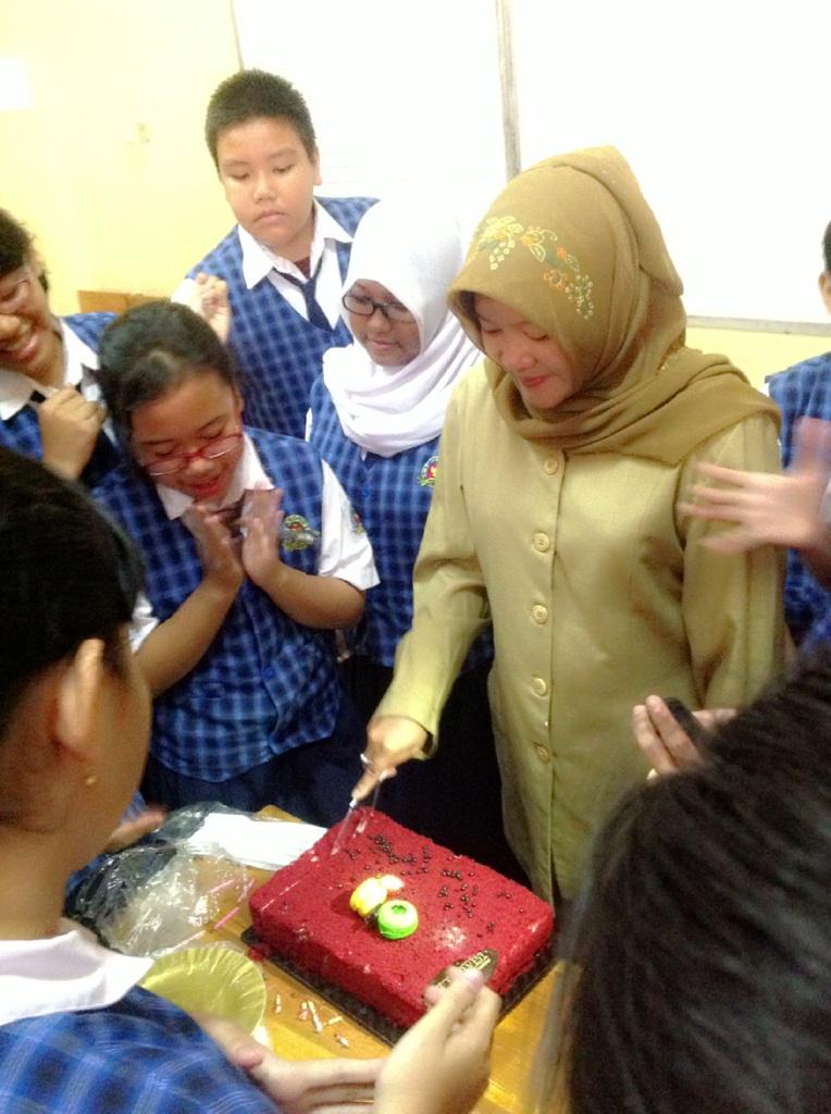 Zedrieme's tweet photo. kangen ini gaiz😭😭😭 kangen bu diah😭 http://t.co/KA1K3K7IwS