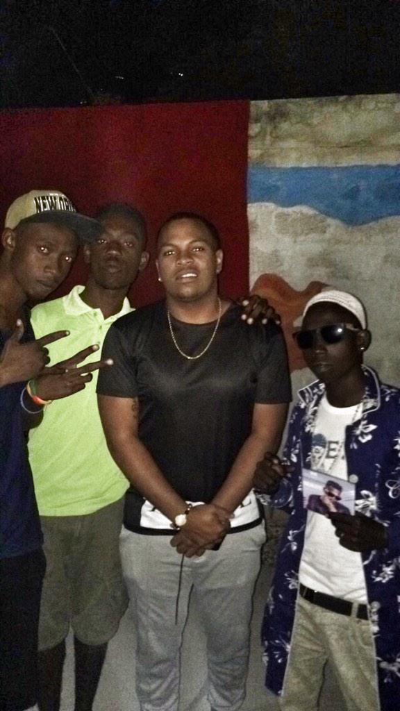 DjBulletHaiti's tweet photo. Se piti a dwat la ki chef ghetto a aprem #CV #CanapeVert http://t.co/TR4h1wko8g