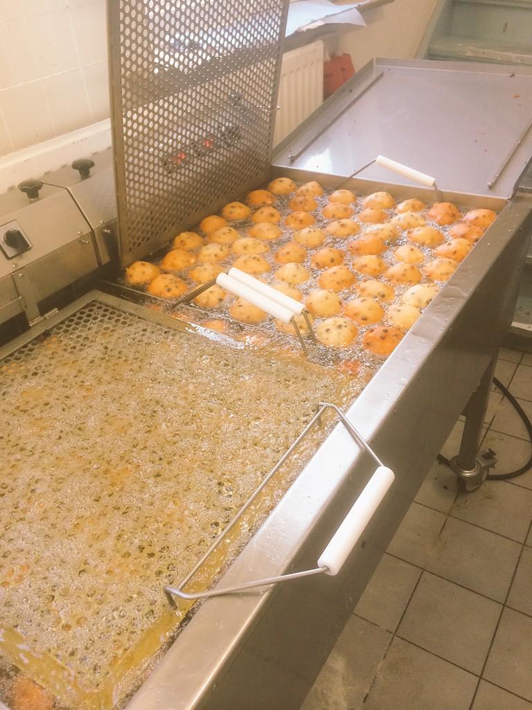 KoopmansBakker's tweet photo. Martijn @Gr_Oosterik bedankt voor de perfecte appelblokjes voor de oliebollen.  @JabeReclame het hing er mooi bij! http://t.co/fIfs0CIVai