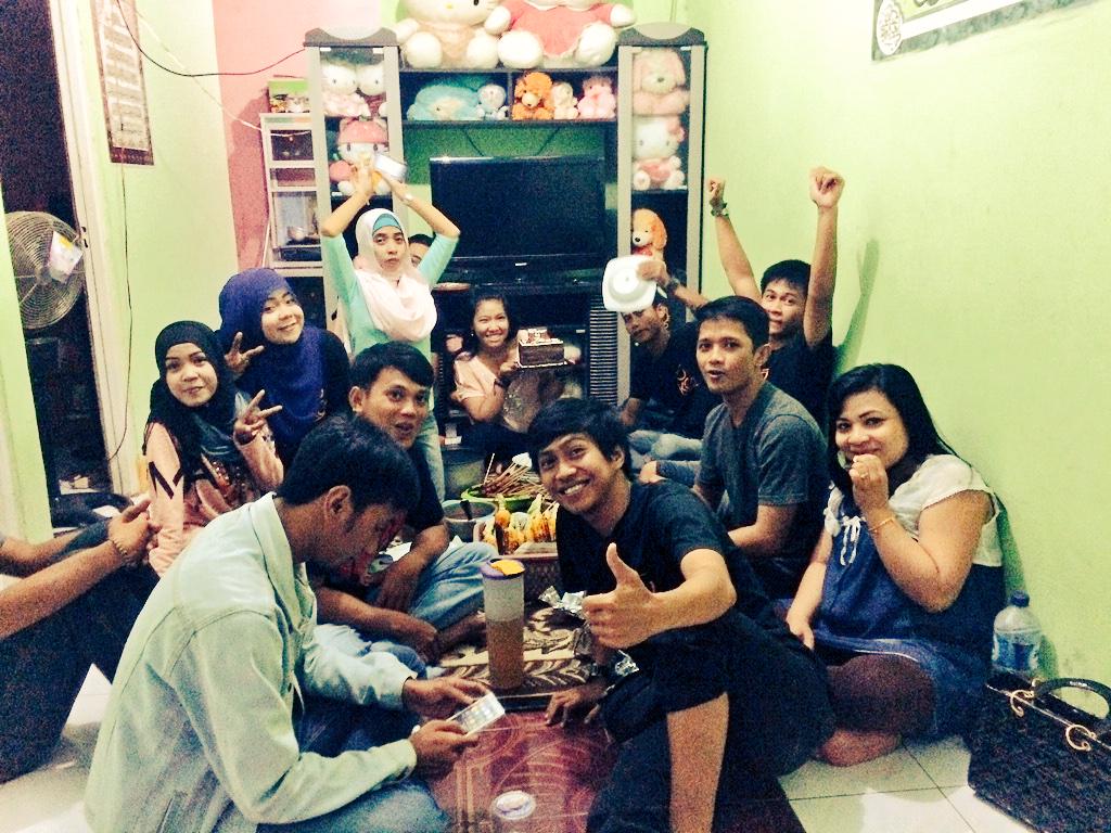 FCKG_ID's tweet photo. Makan malam bersama menyambut tahun baru 2015 http://t.co/p0OktjIpqc