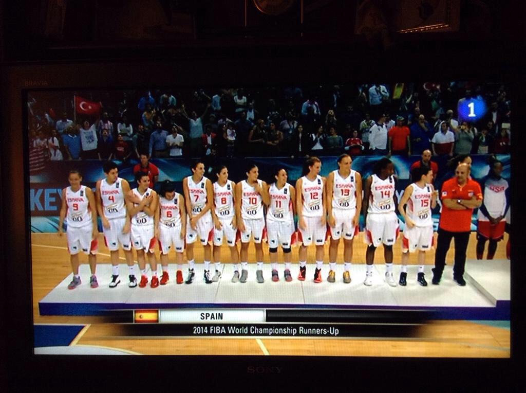 JugadorXIII's tweet photo. La selección femenina de baloncesto fue subcampeona del mundo ante EEUU. #LoMejorDel2014. #Apoyobasketfem. http://t.co/PRIVkR9Uzr