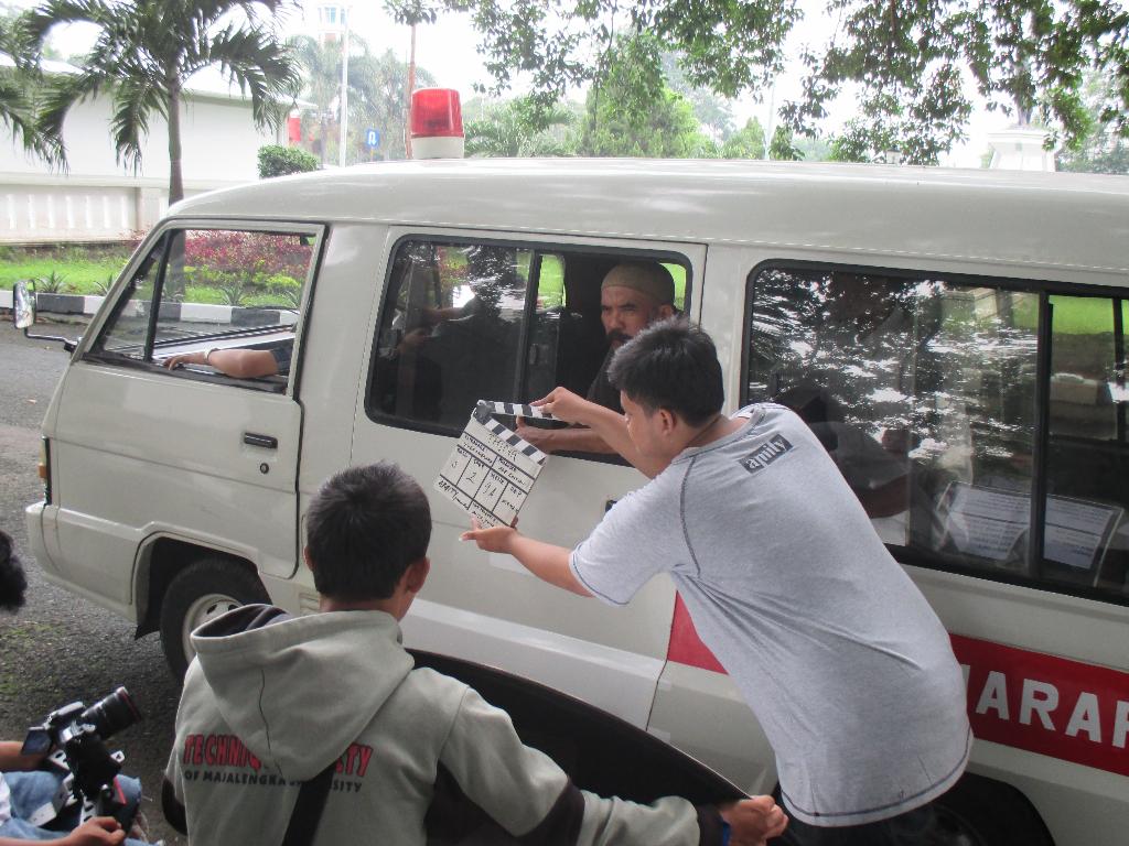angga614's tweet photo. Behind The Scene syuting film Think!#RiseOfMajalengka@bastian_ade @Official8Dennis @kamkamkamaludi1 @achiecuy http://t.co/L9SMIzf32j