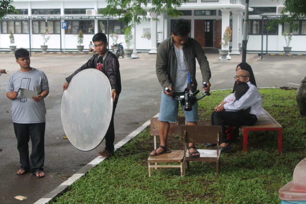 angga614's tweet photo. Behind The Scene syuting film Think!#RiseOfMajalengka@bastian_ade @Official8Dennis @kamkamkamaludi1 @achiecuy http://t.co/L9SMIzf32j