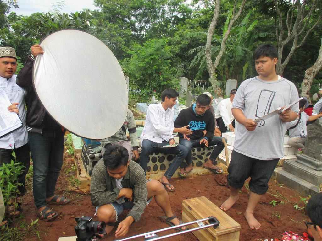 angga614's tweet photo. Behind The Scene syuting film Think!#RiseOfMajalengka@bastian_ade @Official8Dennis @kamkamkamaludi1 @achiecuy http://t.co/L9SMIzf32j