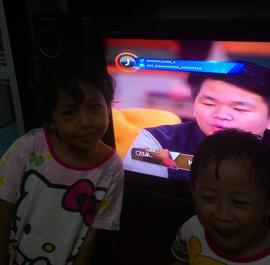 danu76_81155's tweet photo. Mudah mudahan dapat S5 @Ini_Talkshow #NETMILIUNER_3 http://t.co/X9WFxaaXqa