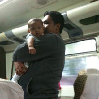 mahrunnisa's tweet photo. Namanya juga bayi, dikereta minta jelong2, adududu http://t.co/M8wMYgXprB
