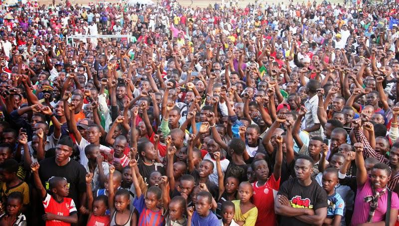 Hakingowi's tweet photo. Picha:Hebu Tulia na Ujionee Jinsi Maelefu ya Watu Walivyojitokeza Kwenye Tamasha la #Tuo8January Mjini Morogoro http://t.co/g7wWs63aNZ