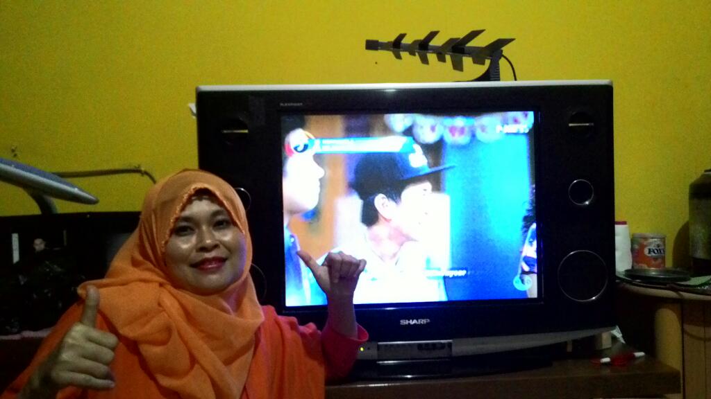 rafi_rivaldi's tweet photo. @netmediatama  ibu lagi nonton @Ini_Talkshow  nih sambil nunggu tahun baru :D #NETMILUNER_3 clue: J http://t.co/qBu447y3Ui