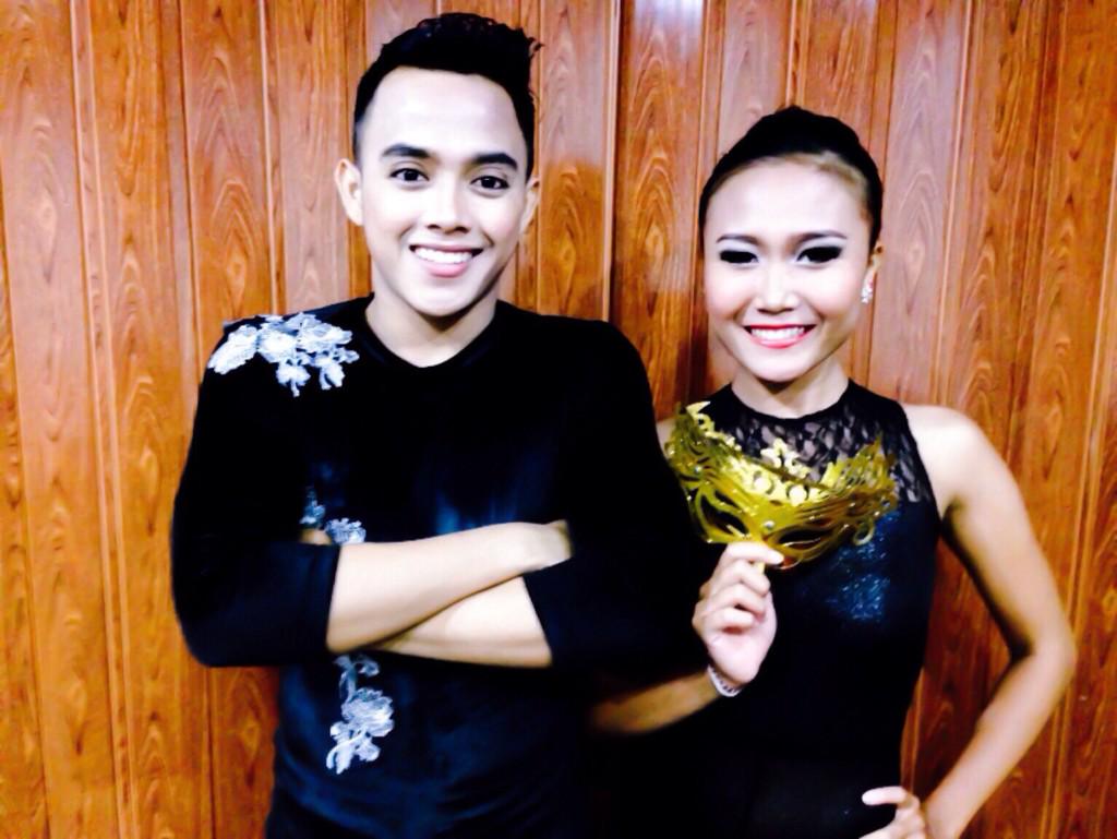 EkaDwiIMB's tweet photo. Acrobalance show NYE! Selamat tahun baru semua 🎉 http://t.co/YxihkbMMD0