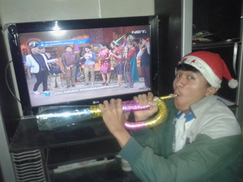 riopurbaid's tweet photo. #NETMILIUNER_3 Sendiri di mlam tahun baru?? Nonton @IniTalkShow di @netmediatama ja, srasa rame lo :D Happy New yEar! http://t.co/GUTRbPJNNq
