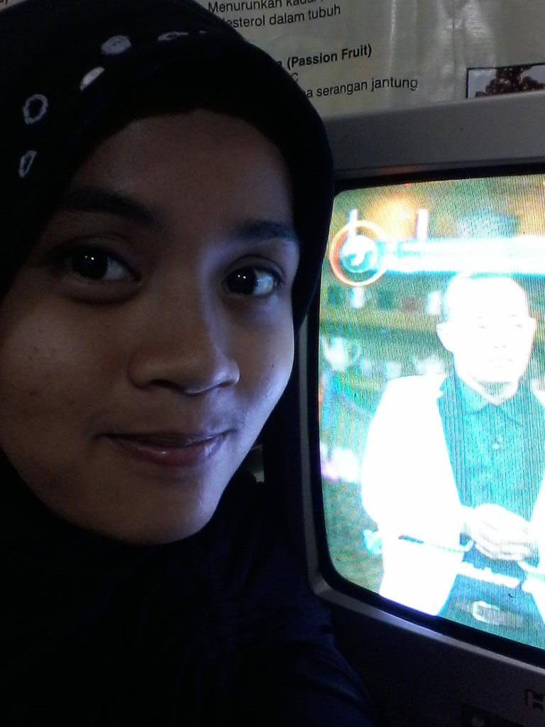 ummisammy's tweet photo. Staytune @Ini_Talkshow @netmediatama  yg kocaknya ga habis2 ^_^
Happy new year All
#NETMILIUNER_3  clue : J http://t.co/eWDnqTlB3F