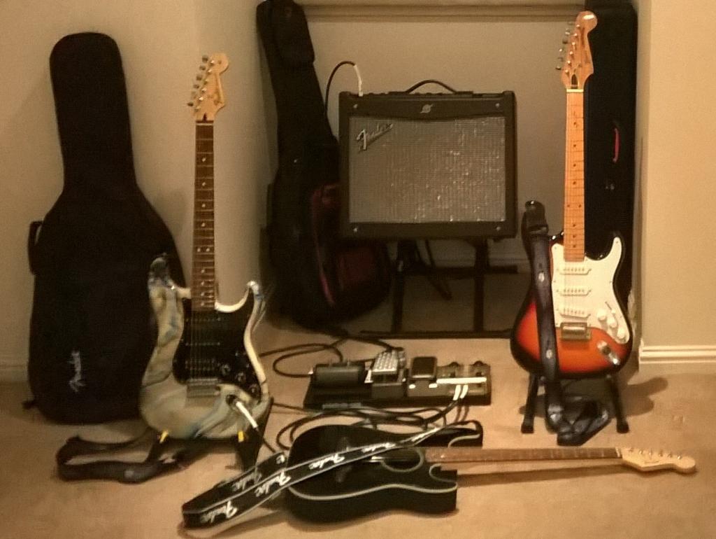 MoonmusicMoon's tweet photo. For the love of Strats 💕 Moon :o: #fender @fender #strat60 #guitar http://t.co/k74MBYXf10