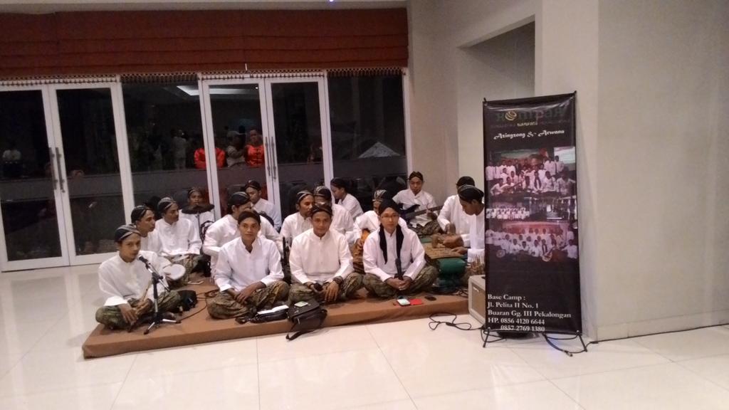 FestKalongan's tweet photo. Komunitas marawis pekalongan “azingzong &amp; arwana” membuka acara #TheHeritageOfPekalongan http://t.co/g2z5Q3vv67