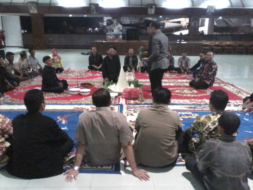 junaardas's tweet photo. Pemotongan Tumpeng Bucu Sewu #TolakBalak @kebojonegoro @blogbojonegoro @KangYotoBjn http://t.co/x09DSslUT7