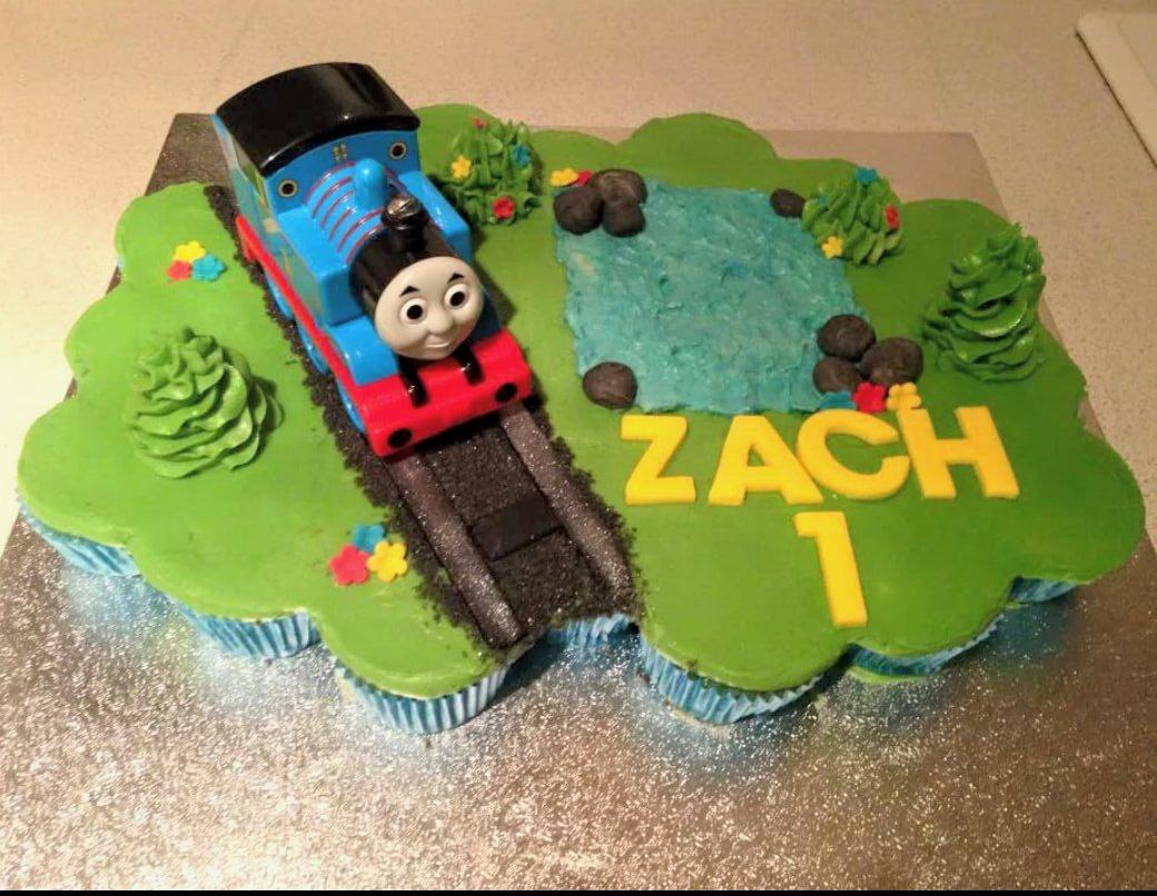 CuppyWhoopy's tweet photo. #ThomasTheTankEngineCupcakes #Cakeaddict :) http://t.co/o647op4DNl