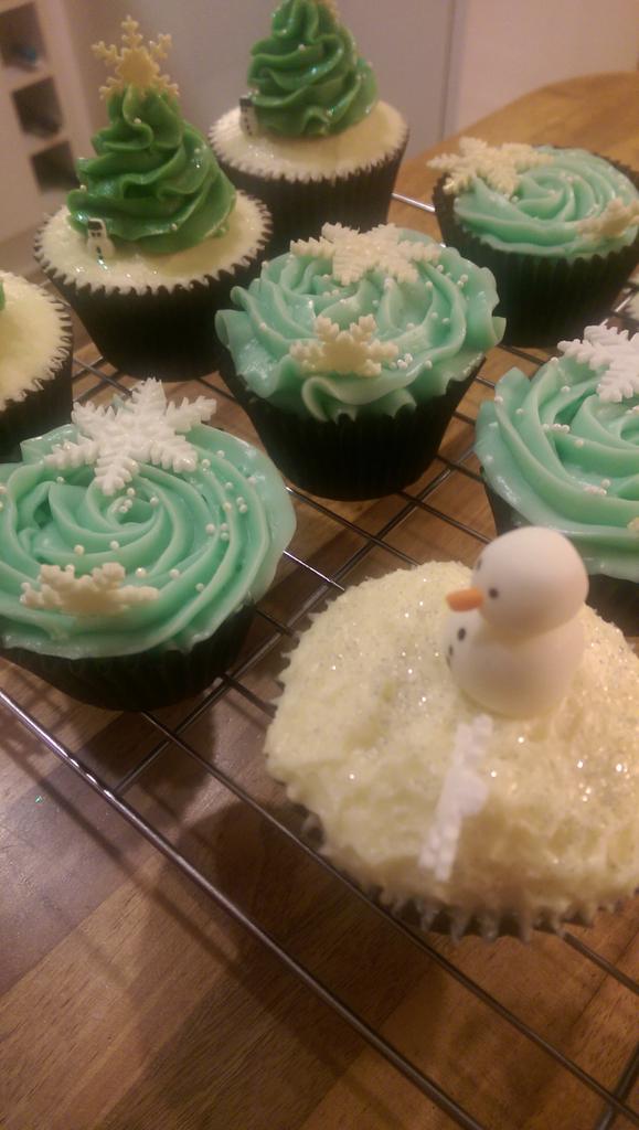 CuppyWhoopy's tweet photo. Christmas cupcakes #MerryChristmas http://t.co/tq9ipjvMVC