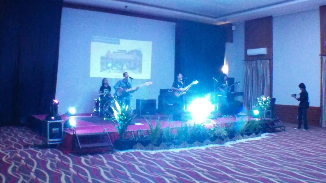 FestKalongan's tweet photo. Bagi penggemar musik KoesPlus,  acara ini dimeriahkan oleh G-Dank Plus,  makin malam makin meriah http://t.co/LqvQ8fOPXx
