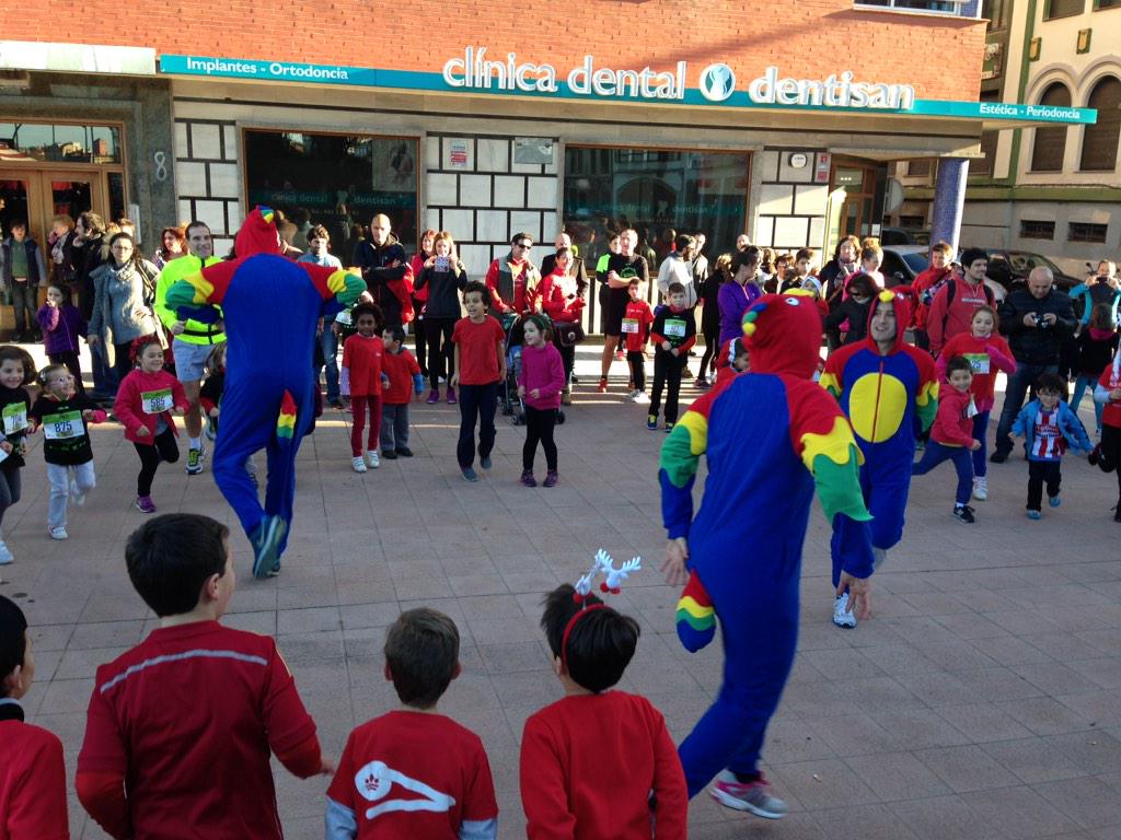 ssgijon's tweet photo. Calentamiento #RGCC con sus niñ@s antes de #SSGijon #YoAnimoSSGijon #YoCorroSSGijon http://t.co/8w8d2PYKVq