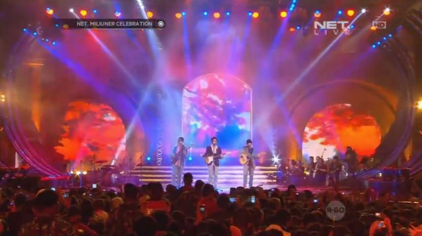 ummisammy's tweet photo. Ihiiiiyyy.. "@netmediatama: Penampilan @TheOvertunes menyanyikan lagu " Sayap Pelindungmu " #NETMiliunerCelebration http://t.co/6Emsvbf1qc"