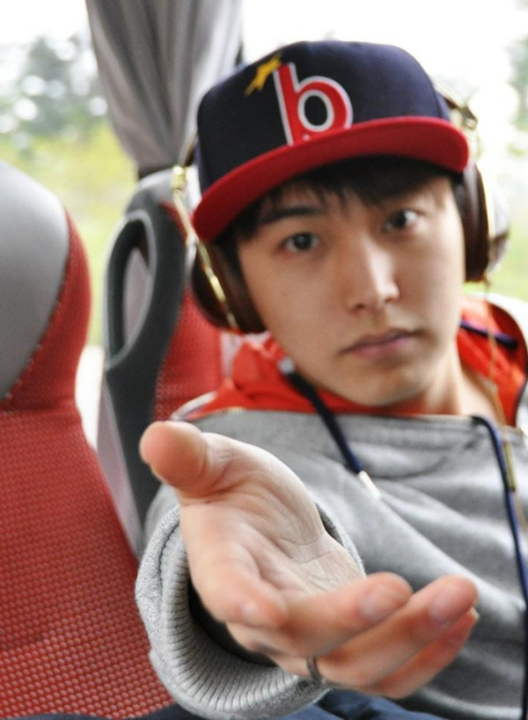MineAlmostLover's tweet photo. You guys, happy new year too. We will walk together in 2015 and more, right? ^^~ Let hold my hand ㅋㅋ #HappySungminday http://t.co/wlrAez3sSo