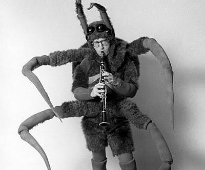 ToutSurWoody's tweet photo. Une araignée qui joue de la clarinette. #WoodyAllen en 1972 http://t.co/ZJHU7J1RjA