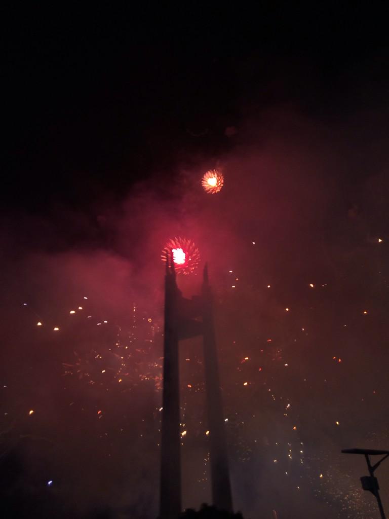 Wynne101's tweet photo. Mga unang pasabog sa # HappySa2015 QC Memorial Circle @interaksyon http://t.co/MP4ABpCVrI