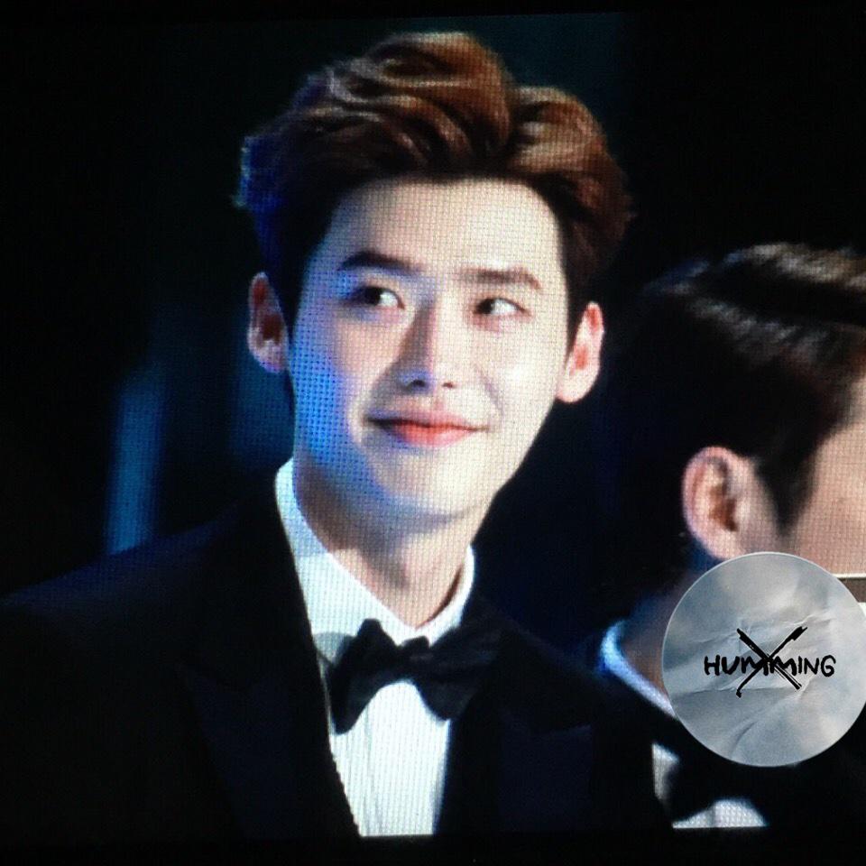 humming_0914's tweet photo. 150101 SBS 연기대상 #이종석 #베스트커플상 #특별상 축하해😭🎊 작년도 올해도 같은 곳에서 새해를 맞을 수 있어서 기뻐😍 http://t.co/ReEb5P4BNf