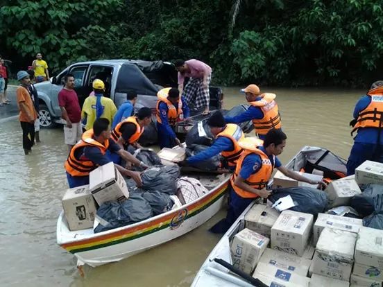 ERCBentong's tweet photo. Team Penyelamat dari @JPAM_ALPHA hantar mknan&amp;pakaian di temerloh hari ini @kpjpam @JPAMtwiter http://t.co/86PwefR40Q