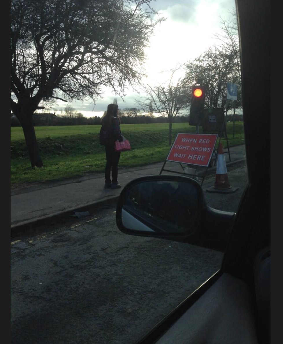 Caspar_Lee's tweet photo. This girl waiting there. #bestmemoriesof2014 http://t.co/bqnFSBeUPk