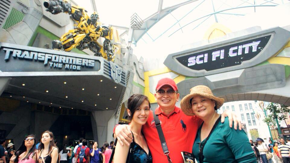 regalfonso_'s tweet photo. It's almost new year!! Missing my mom and dad sooo much this holiday season..💔 #tbt #december2011 #singapore http://t.co/w5XVivS00i