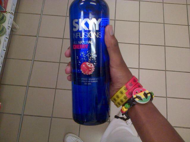 AyTatuaje's tweet photo. Que la música suene más fuerte que tus problemas. 
Y que el #SkyyVodka sea más grande que tus penas. ;) http://t.co/7OquE49oVz