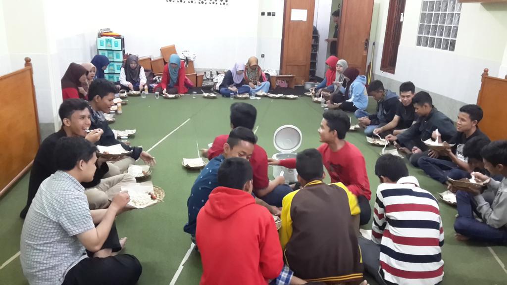 LDII_Padasuka's tweet photo. Muda/i @ldiicibkidul menikmati santap mlm yg mrk buat di sela2 pengajian mlm thn baru @kec_cibkidul  @ridwankamil http://t.co/buTue3YlIc