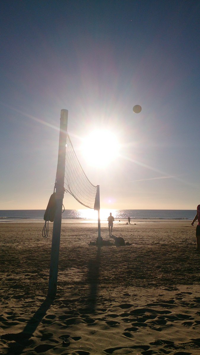 AntonioMarn1's tweet photo. Despidiendo el año! @TomasFdez @raulflores_7 @Davidpozuelo10 @norberto_13 #voley #beach http://t.co/I8O0xznRg2