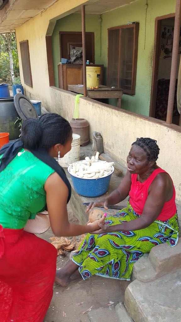 nnabros's tweet photo. My wife receiving a gift from my aunt who insisted she must give us something. #Azumini #Abia http://t.co/EomvqDI7UL