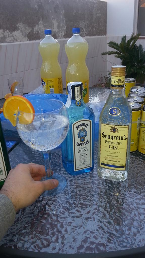 AdriQtecunda's tweet photo. Empezamos la Nochevieja!! :)@jesusquetecunda @AntonioQtecunda @andresgregorio4 @Juaniito_I_S http://t.co/aTglQnngoR