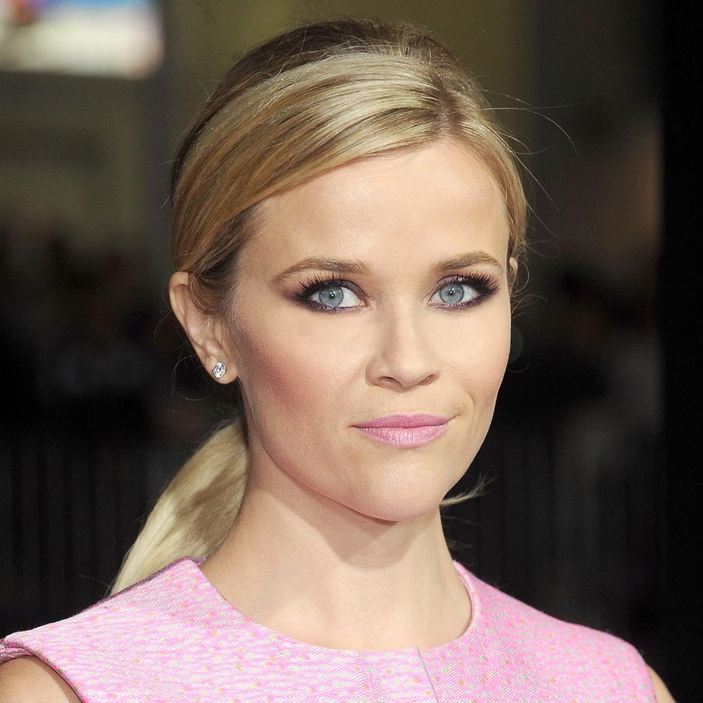 harpersbazaarus's tweet photo. We love how Reese Witherspoon paired her edgy eye makeup with a soft pink lip—get her look: http://t.co/pljkInmw0y http://t.co/GdzIRTxG4O