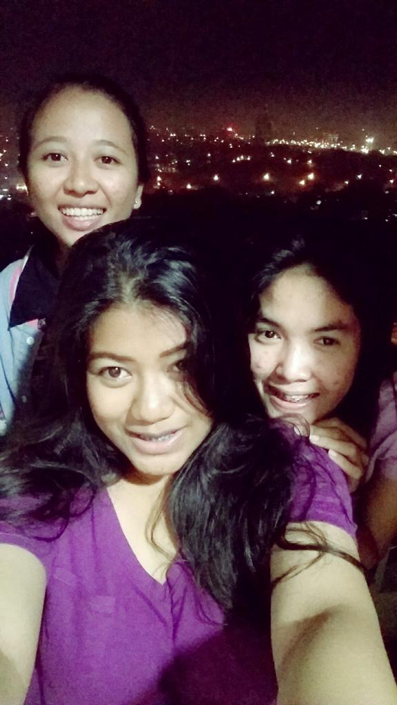 wittahandayani's tweet photo. Hppy newyears 2015🎉🎆🎇🎉 @dewialfarine @lisakomala ❤ http://t.co/cUnQ5O76ew