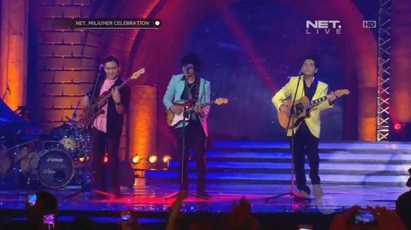 mdtvindonesia's tweet photo. "Sky Full of Stars" oleh @TheOvertunes dipopulerkan oleh Coldplay #NETMiliunerCelebration http://t.co/ip9UGIkWmM