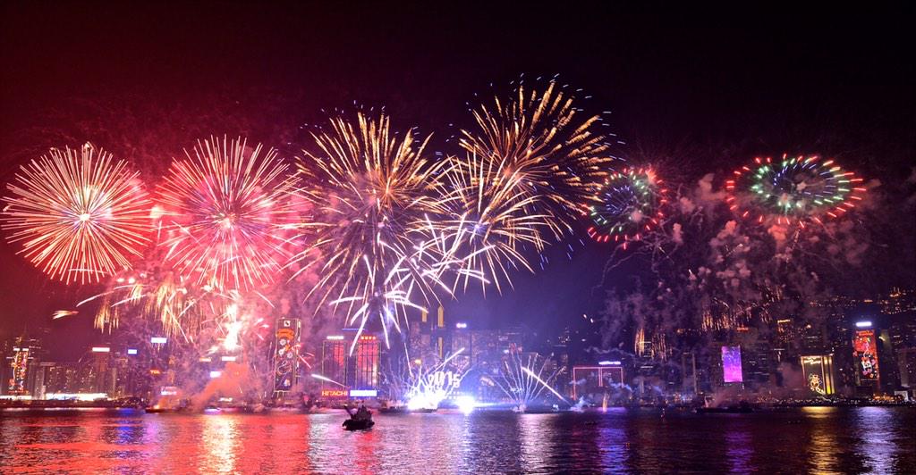 discoverhk's tweet photo. #HK has just welcomed 2015! May your new year be as smashingly glamorous as the pyrotechnics over Victoria Harbour! http://t.co/riAVRW98Xm