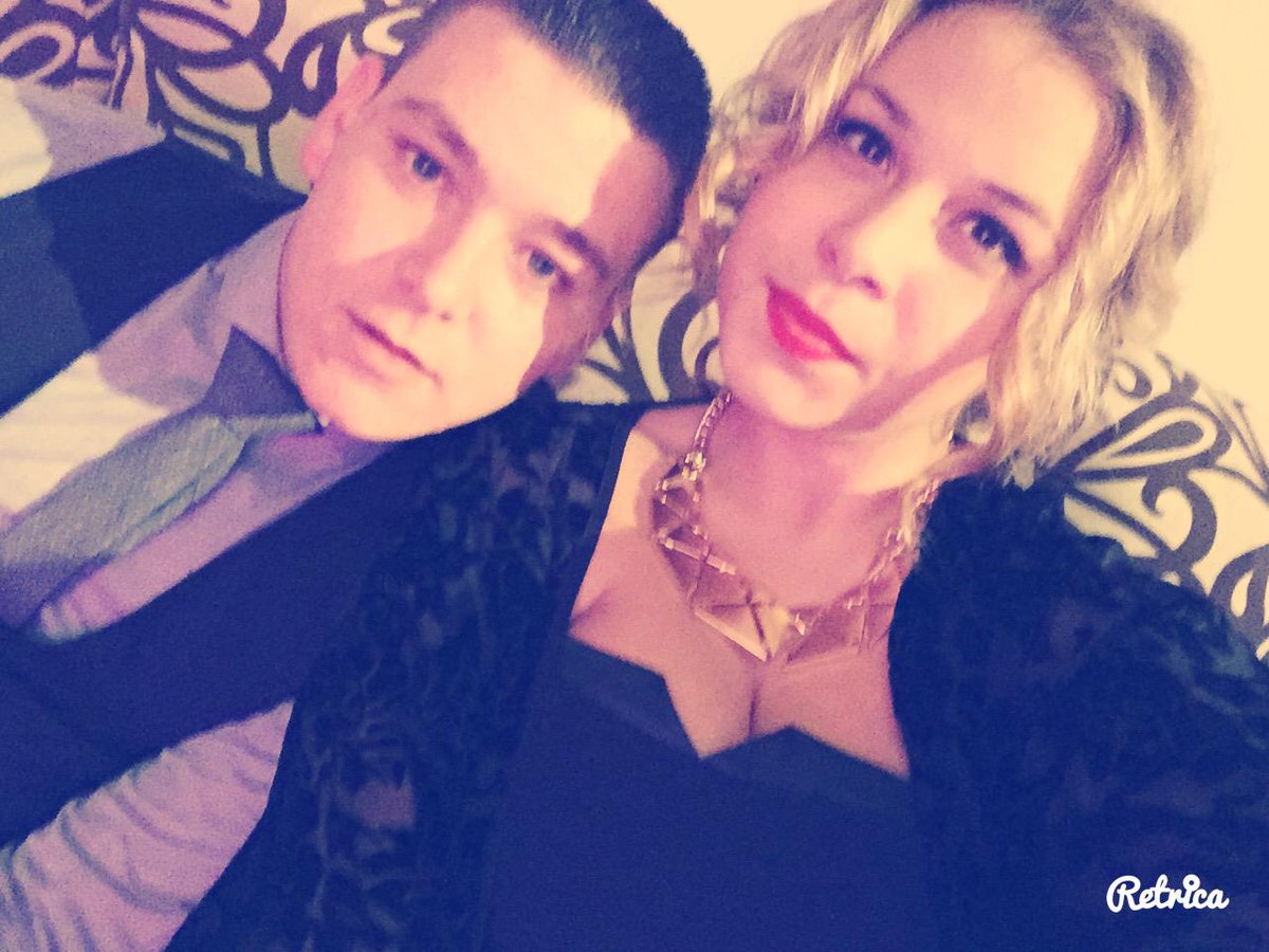 JeniferD5's tweet photo. Empezamos la noche 😊te quiero otro ańo mas tu lado http://t.co/npOaQDPitH