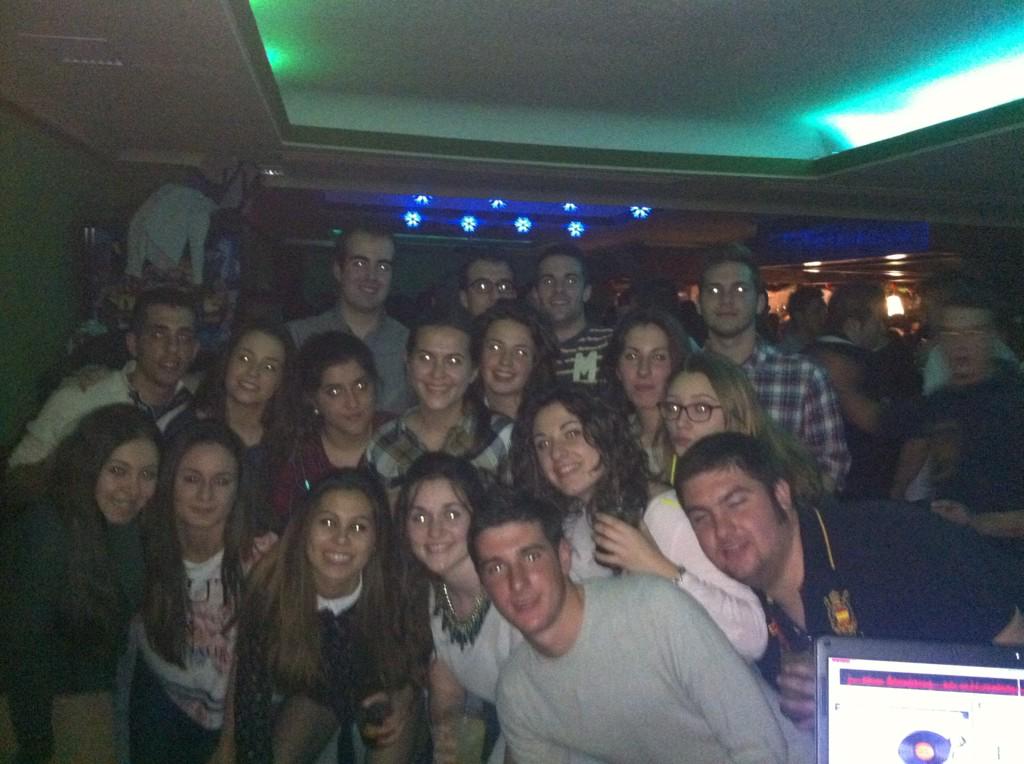 jose_delatorre's tweet photo. Gente guapa dándolo todo en @PubLaclavevva así da gusto pinchar. Que no decaiga la fiesta. http://t.co/UIznn4fzDo